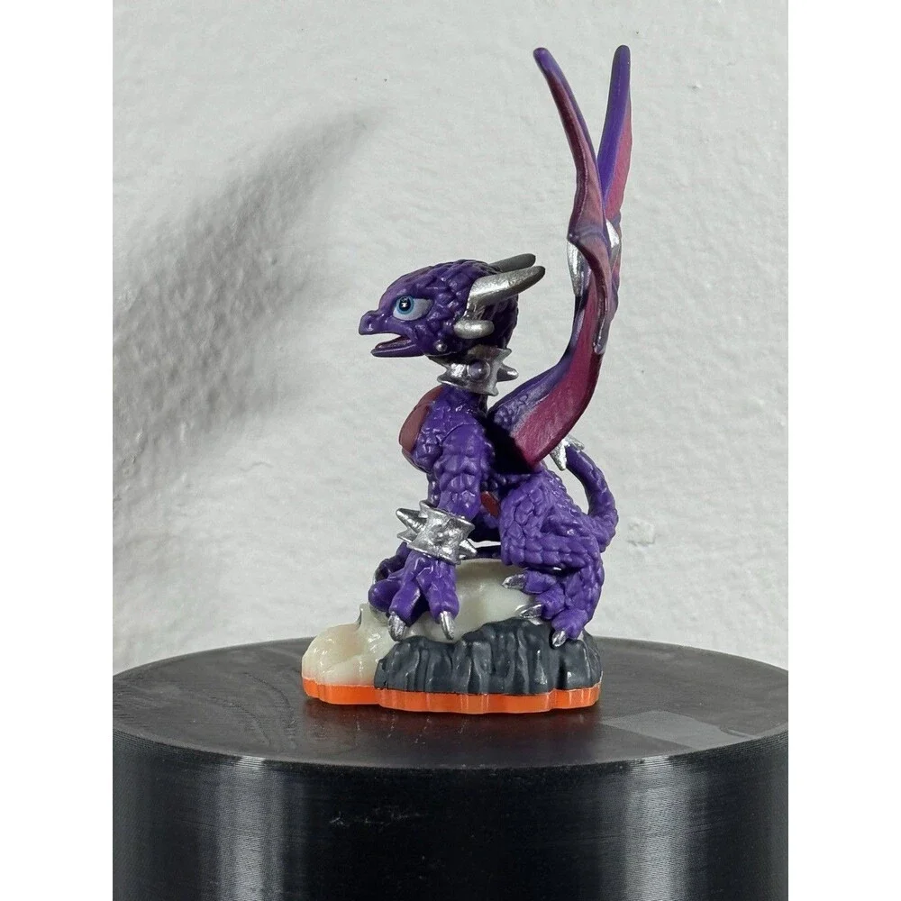 Series 2 Cynder Skylanders Giants Undead Figure Activision